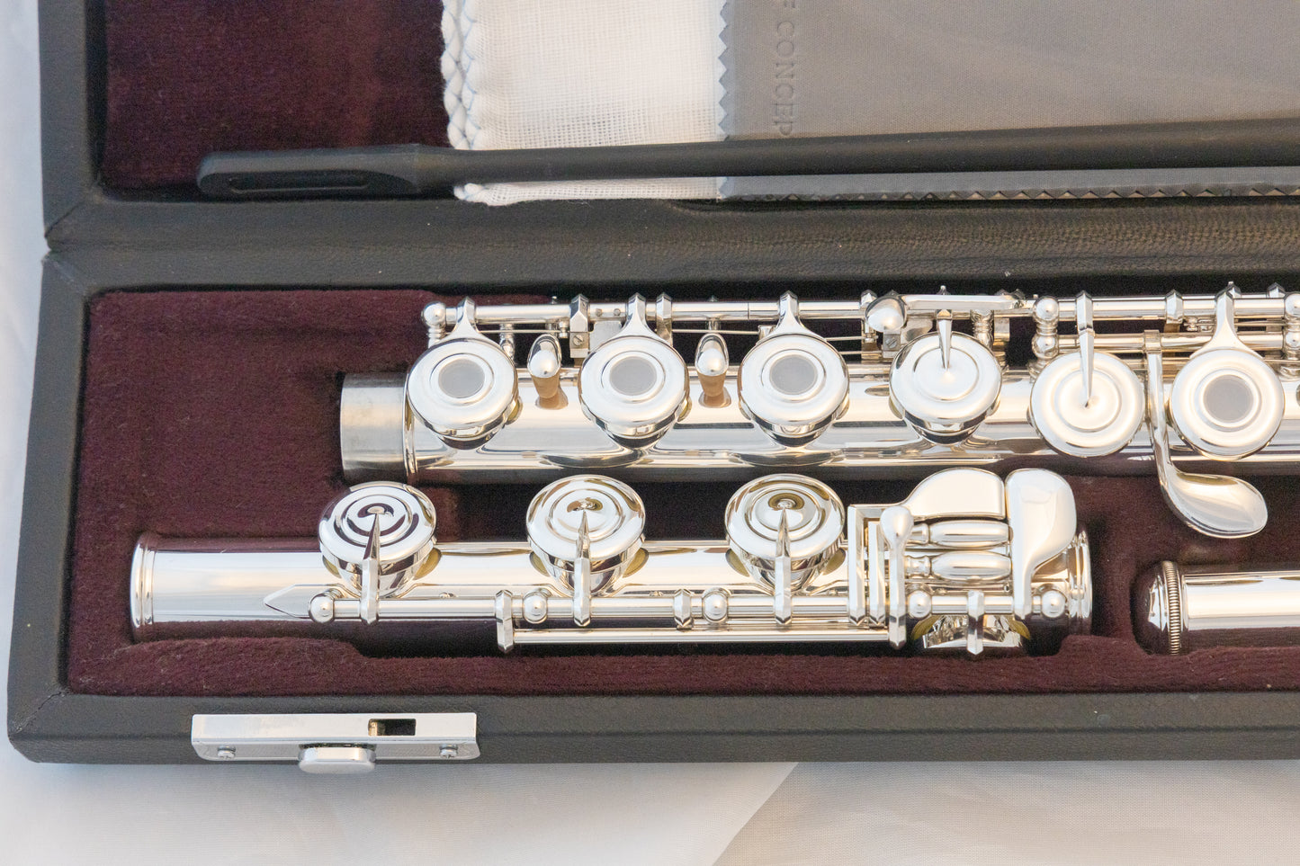 Yamaha YFL-362H Intermediate Flute *Open-hole *Silver headjoint *Low-B *Cleaned & Serviced