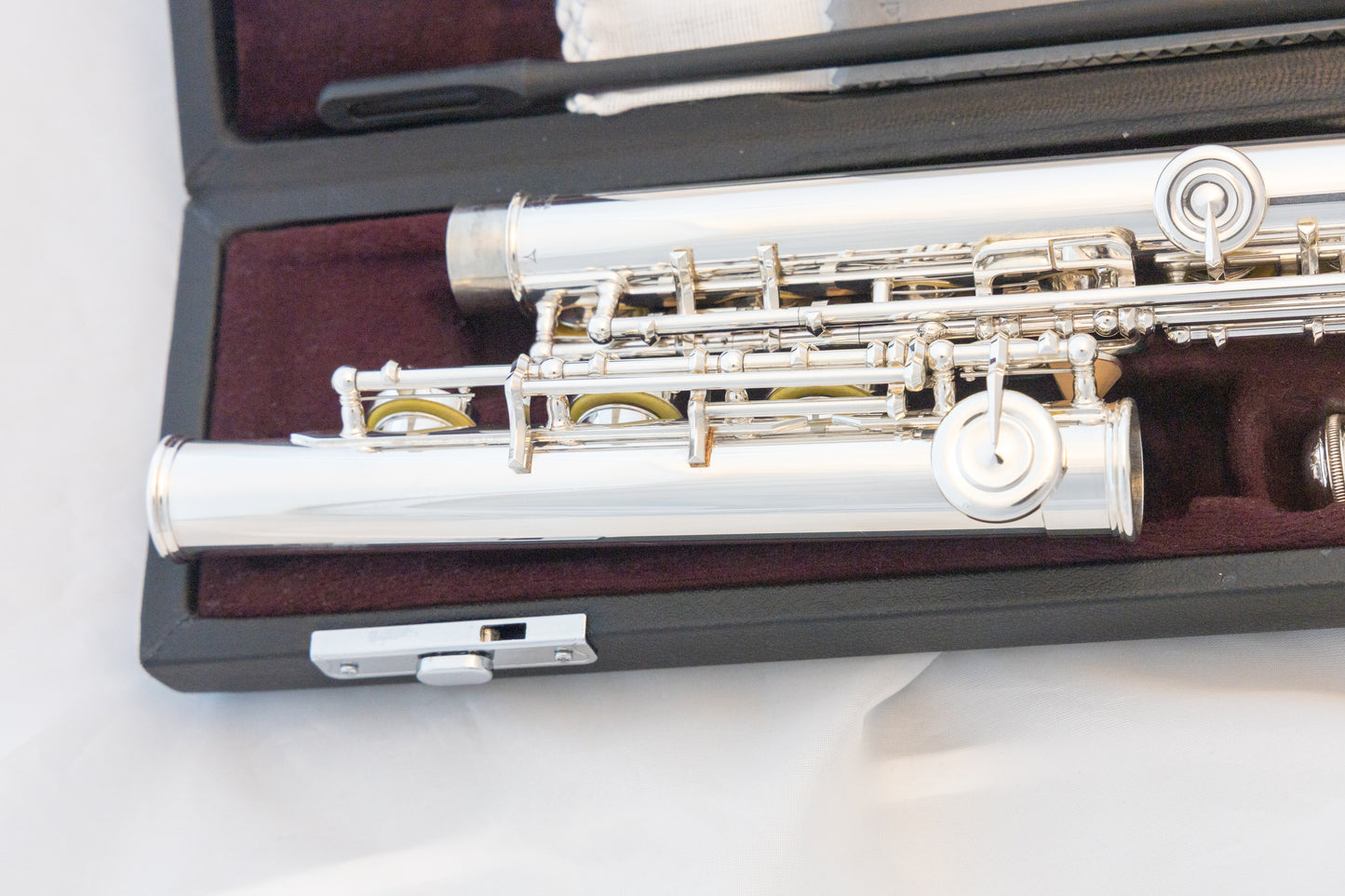 Yamaha YFL-362H Intermediate Flute *Open-hole *Silver headjoint *Low-B *Cleaned & Serviced