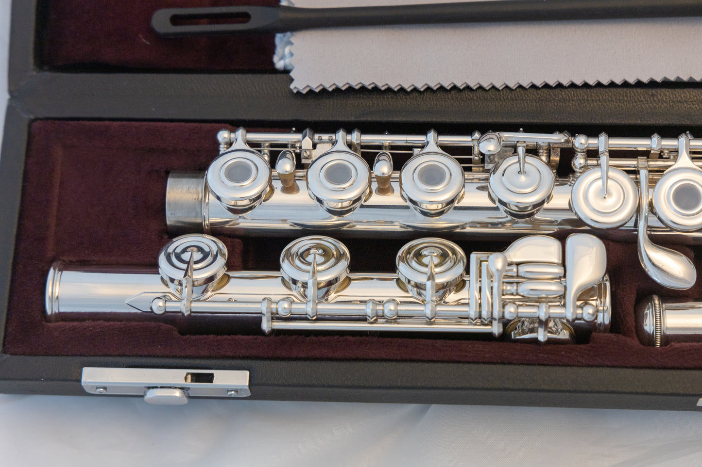 Yamaha YFL-362H Intermediate Flute *Open-hole *Silver headjoint *Low-B *Cleaned & Serviced