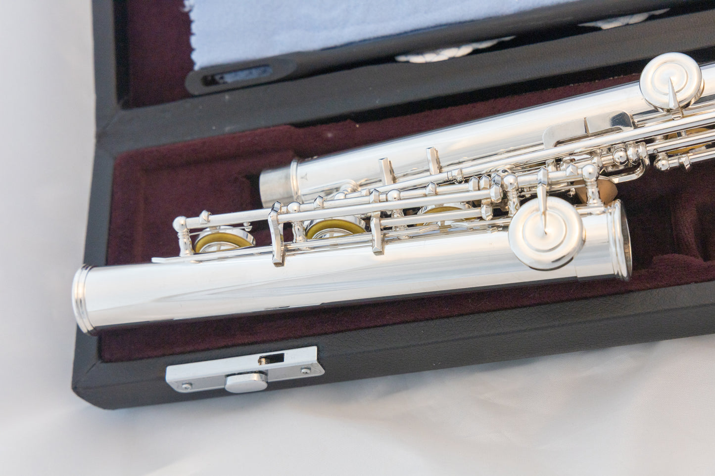 Yamaha YFL-362H Intermediate Flute *Open-hole *Silver headjoint *Low-B *Cleaned & Serviced